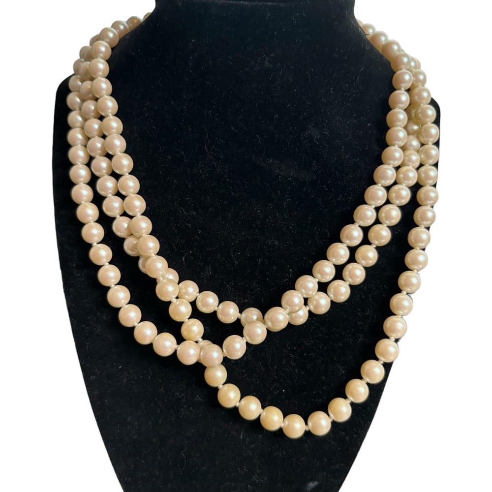 Vintage faux pearl necklace. In good condition. Cream like color. 30” long - Picture 3 of 4